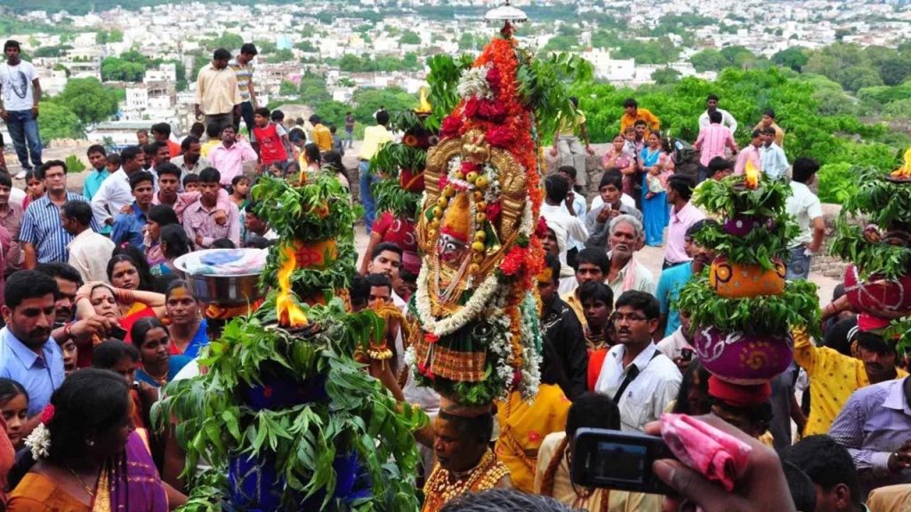 ఆషాఢం జాతర మొదలైంది..గోల్కొండ జగదాంబికకు తొలి బోనం