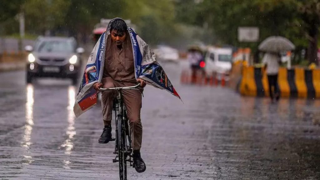 మరో 2 రోజులు ఈదురుగాలులతో కూడిన భారీ వర్షాలు.. పలు జిల్లాలకు ఎల్లో అలర్ట్ జారీ! కోరలు చాస్తోన్న డెంగీ జ్వరాలు