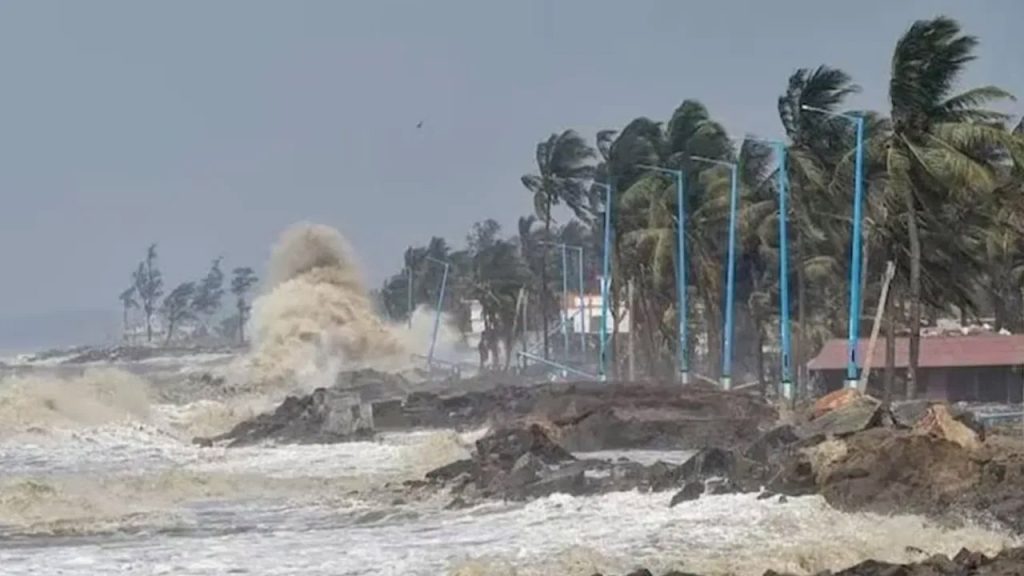 తీవ్రతుపానుగా మారిన ‘దానా’.. ఉత్తరాంధ్ర జిల్లాలకు భారీ వర్ష సూచన